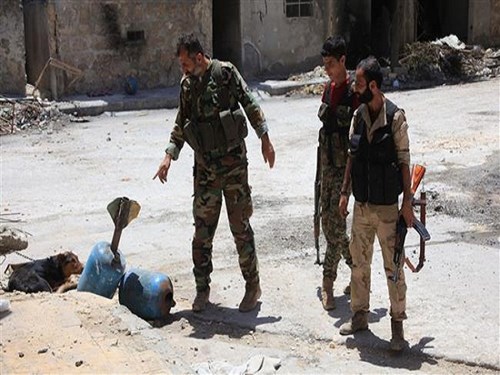 Binh sĩ quân đội Syria kiểm tra những quả rocket tự chế chưa nổ sau khi giành lại được quyền kiểm soát khu vực Khalidiya ở Aleppo , theo tình hình chiến sự Syria mới nhất 