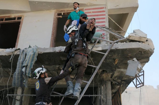 Các tình nguyện viên ở Syria cứu người dân ra khỏi một tòa nhà đổ nát tại Aleppo, theo tình hình chiến sự Syria mới nhất 