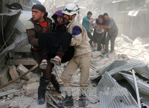 Sơ tán người bị thương khỏi hiện trường một vụ không kích ở Aleppo, theo tình hình chiến sự Syria mới nhất 