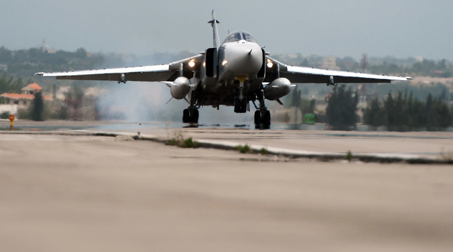 Chiến đấu cơ Su-24 của Nga cất cánh từ căn cứ không quân tại Syria
