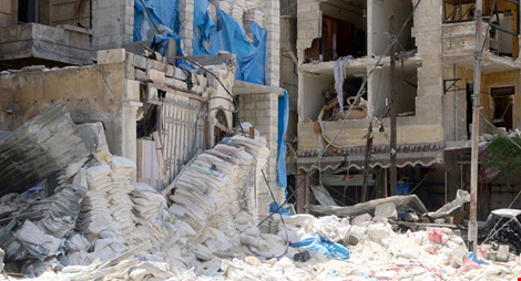 Một bệnh viện ở khu vực do quân nổi dậy kiểm soát ở Aleppo, Syria hoang tàn sau khi bị không kích, theo tình hình chiến sự Syria mới cập nhật 
