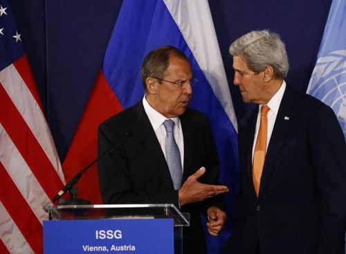 Ngoại trưởng Nga Sergei Lavrov trao đổi với Ngoại trưởng Mỹ John Kerry trước cuộc họp báo tại Áo hồi tháng 5