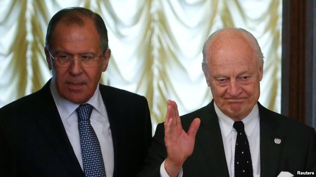 Ngoại trưởng Nga Sergei Lavrov (trái) và Đặc sứ Liên Hợp Quốc cho Syria Staffan de Mistura trong cuộc gặp gỡ ở Mátxcơva
