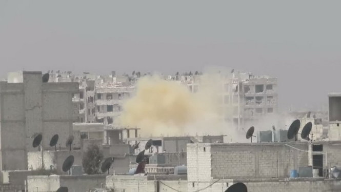 Lớp khói màu vàng được nhìn thấy bốc lên từ khu Sheikh Maqsood sau vụ tấn công của IS