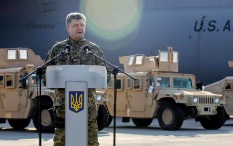Tổng thống Ukraine Petro Poroshenko trong buổi tiếp nhận lô xe Humvee đầu tiên từ Mỹ