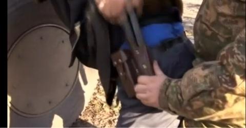 An ninh Ukraine tìm thấy vũ khí trên người nhóm vũ trang có lính Nga tham gia