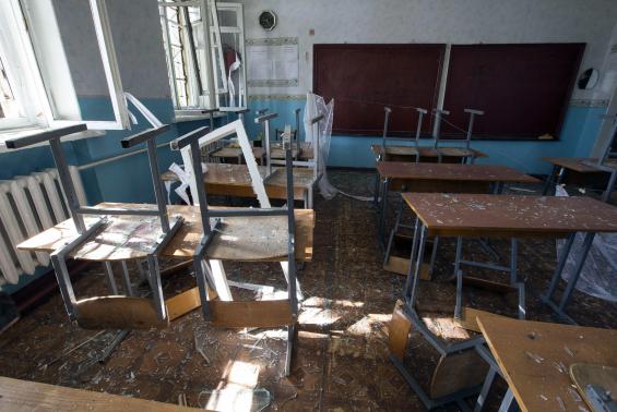 Hiện trường đổ nát tại trường học sau khi bị tấn công nhấn mạnh tính nghiêm trọng của tình hình Ukraine