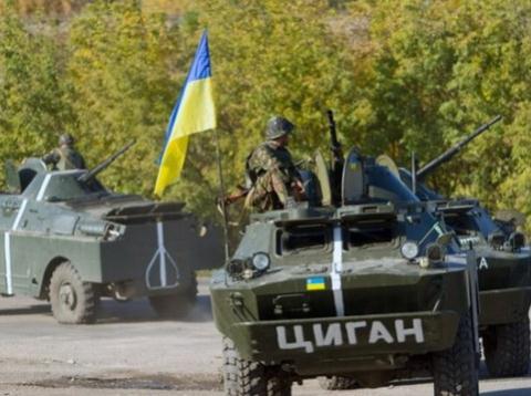 Xe quân sự Ukraine tuần tra ở tỉnh Donetsk 