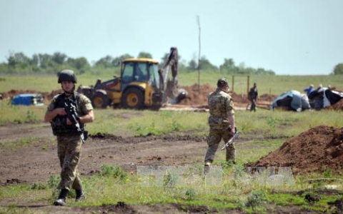 Binh sĩ Ukraine đào hào tại khu vực xung đột gần Artemivsk (vùng Donetsk)