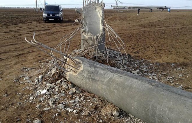 Cột điện cao thế cấp điện từ Ukraine đến Crimea bị phá hoại
