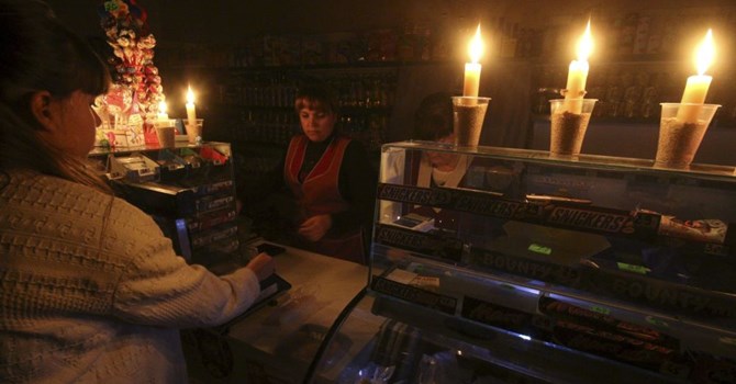 Người dân Crimea đã phải sống cùng với nến hàng đêm vì mất điện