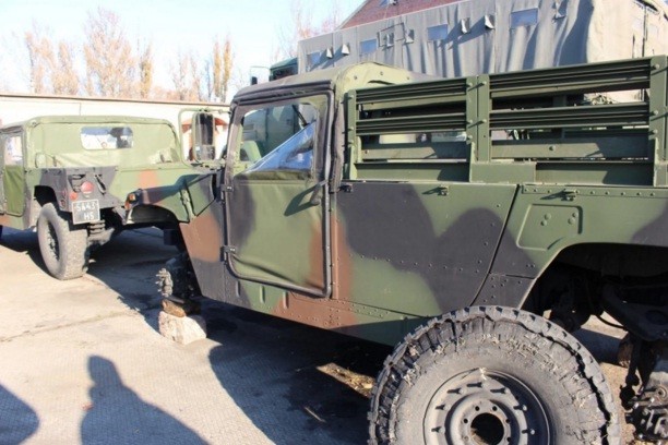 Một chiếc Humvee đã mòn lốp ở Ukraine