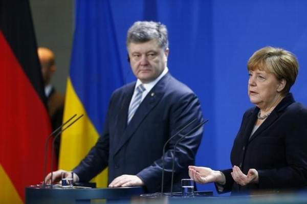 Tổng thống Ukraine Poroshenko và nữ Thủ tướng Đức Merkel tại cuộc họp báo ngày 1/2