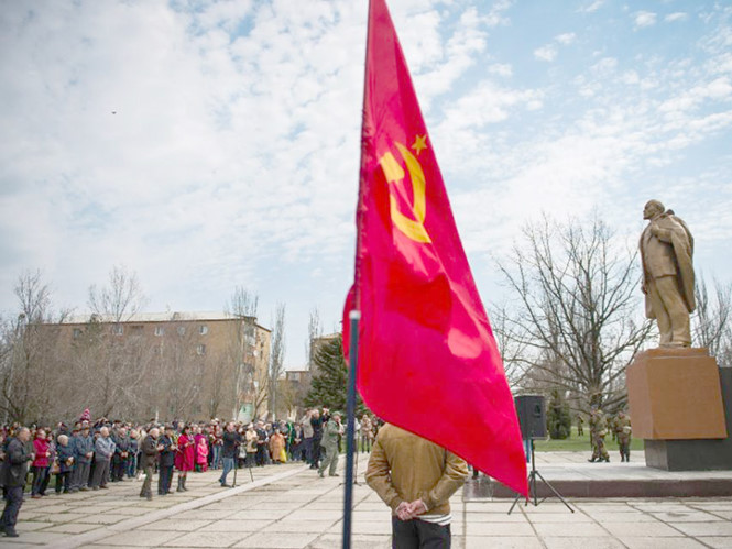 Tượng Lenin và cờ Liên Xô được người dân duy trì ở Donetsk