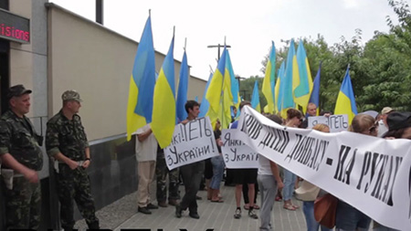 Người biểu tình tụ tập phản đối Mỹ trước Đại sứ quán Mỹ ở Kiev
