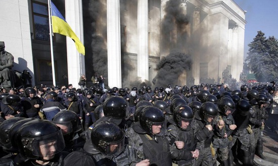 Ukraine bắt 2 quan chức cấp cao sau bạo loạn ở thủ đô