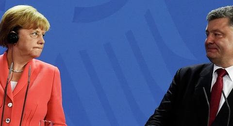 Thủ tướng Đức Angela Merkel (bên trái) đã 'buông tay' trong vấn đề Ukraine