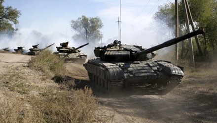 Vũ khí sát thương tiếp tục được các bên xung đột ở Ukraine rút khỏi giới tuyến trong Donbass