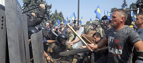 Biểu tình biến thành bạo lực bên ngoài tòa nhà Quốc hội Ukraine ngày 31/8