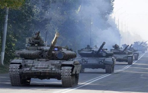 Tình hình Ukraine mới nhất cho biết xe tăng của lực lượng đối lập rút khỏi khu vực giao tranh