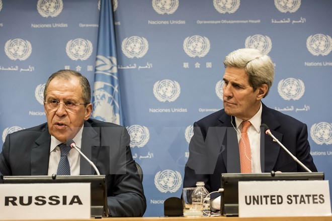Ngoại trưởng Nga Sergey Lavrov (phải) và Ngoại trưởng Mỹ John Kerry tại New York ngày 18/12