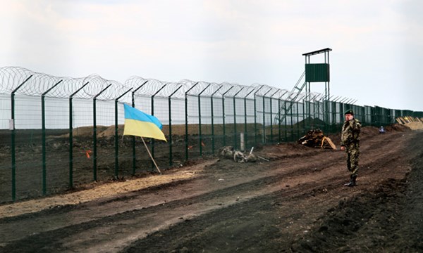 Ukraine dựng hàng rào thép gai đề phòng Nga