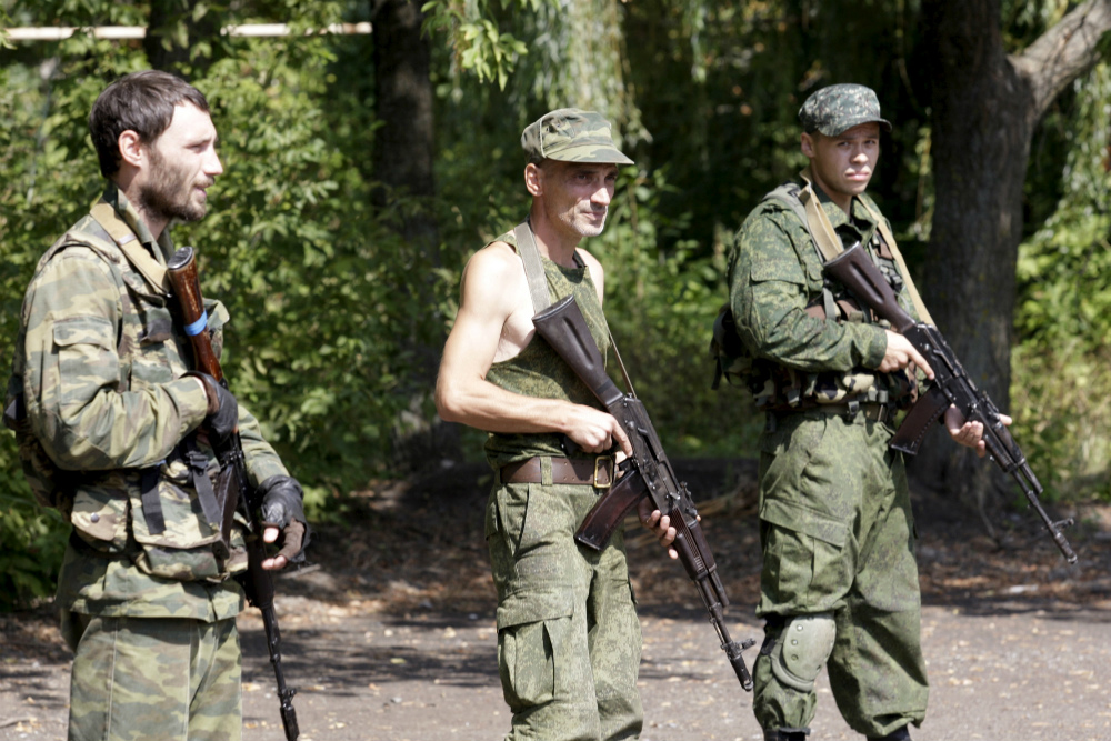Binh lính chính phủ Ukraine tuần tra tại làng Orekhovo ở vùng Luhansk
