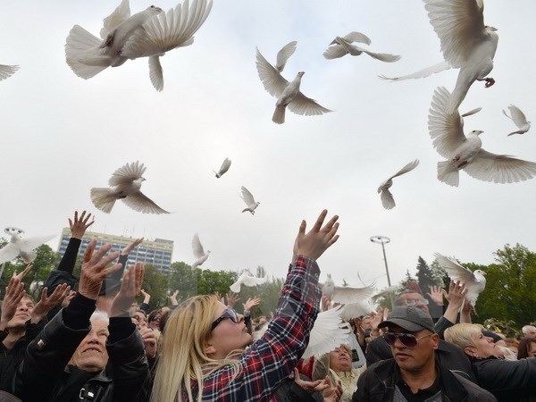Chim bồ câu được phóng sinh tại quảng trường Kulikove Pole ở Odessa trong lễ tưởng niệm ngày 2/5