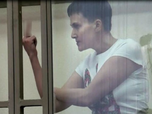 Nadiya Savchenko với nét mặt đầy căm phẫn, và hành động giơ 'ngón tay thối' tại tòa ngày 9/3
