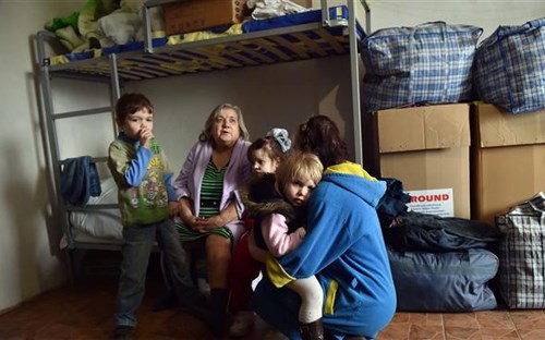 Một gia đình Ukraine bị mất nhà cửa phải trú tạm tại một trung tâm dành cho người tị nạn