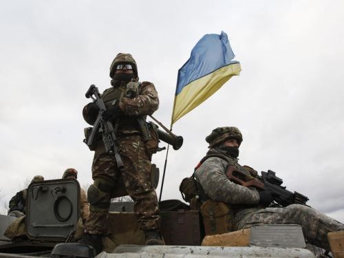 Lính Ukraine trên một xe bọc thép chở quân tại một cứ điểm ở thị trấn Debaltseve, vùng Donetsk 