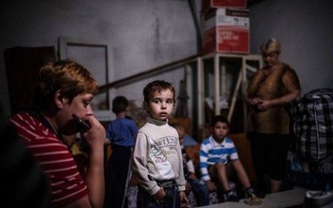 Tình hình Ukraine mới nhất cho biết trẻ em Ukraine ở vùng chiến sự phải sống trong điều kiện thiếu thốn