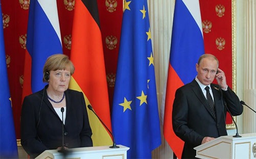 Thủ tướng Đức và Tổng thống Nga tại cuộc họp báo ở Moscow