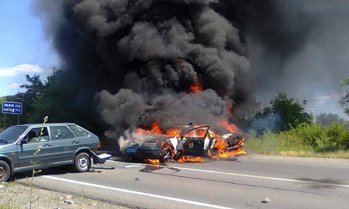 Một chiếc xe cảnh sát bị cháy hôm 11/7 tại Mukachevo