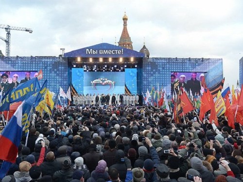 Người dân Crimea tham gia một cuộc biểu tình ủng hộ sáp nhập vào Nga