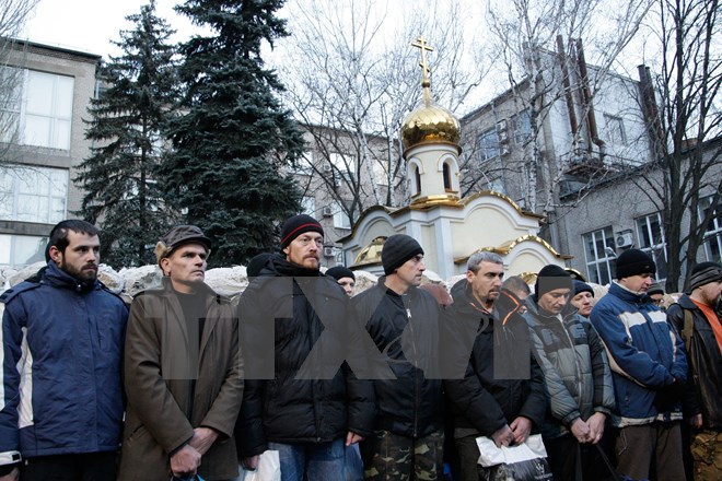 Các quân nhân Ukraine chờ đợi tiến trình trao đổi ở gần Donetsk, miền Đông Ukraine 