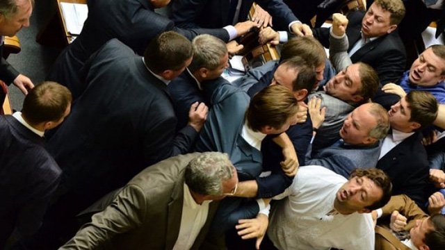 Tình hình Ukraine mới nhất cho biết Nghị sĩ Ukraine đánh chửi nhau ngay trong phiên họp