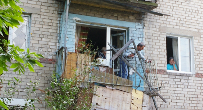 Một ngôi nhà ở Ukraine bị tàn phá bởi xung đột
