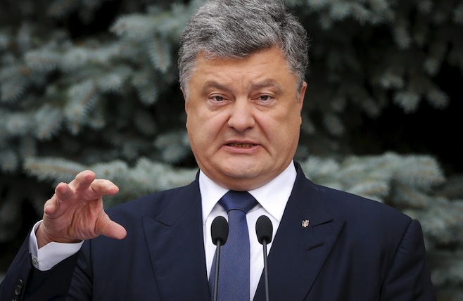 Tình hình Ukraine mới nhất cho biết Tổng thống Poroshenko yêu cầu tước vũ khí của phe cực hữu