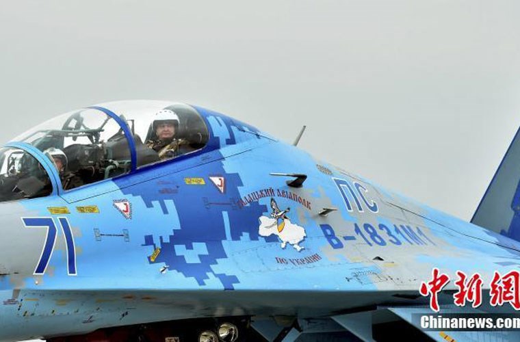 Tổng thống Ukraine đích thân ngồi trên chiến đấu cơ Su-27 tại khu vực Zaporizhya 