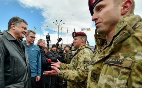 Tổng thống Ukraine - ông Poroshenko (trái) thăm một đơn vị quân đội