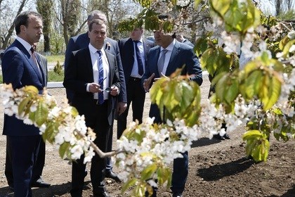Thủ tướng Nga Medvedev (giữa) tại Crimea