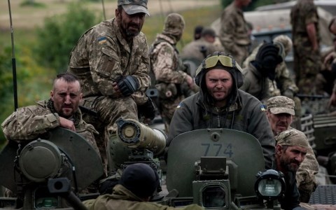 Binh sĩ Ukraine lái xe tăng tiến vào miền Đông Ukraine