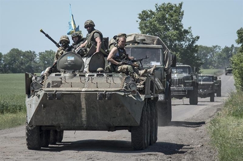 Đoàn xe quân sự Ukraine di chuyển gần Donetsk hôm 7/6