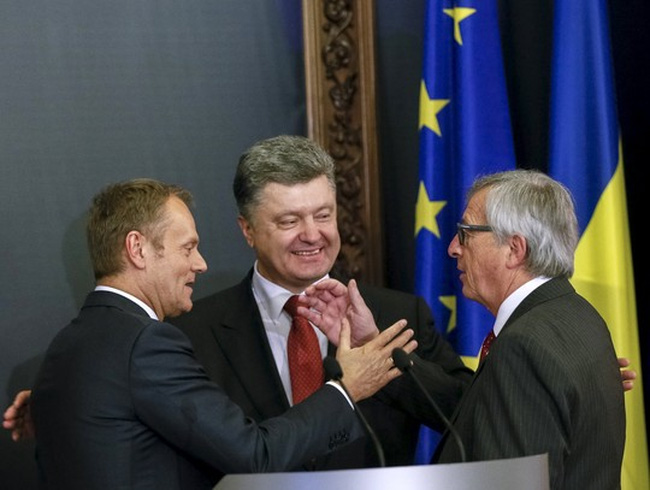 Chủ tịch Hội đồng châu Âu Donald Tusk (trái), Chủ tịch Ủy ban châu Âu Jean-Claude Juncker (phải)và Tổng thống Ukraine Petro Poroshenko