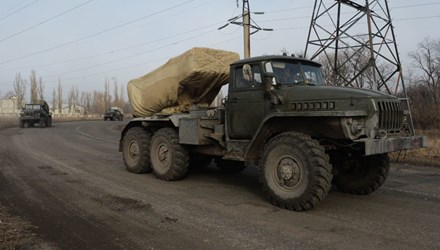 Tình hình Ukraine mới nhất cho biết phe ly khai đã sẵn sàng rút vũ khí hạng nặng tầm cỡ dưới 100 mm khỏi chiến tuyến