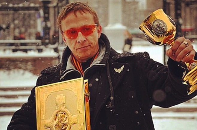 Tình hình Ukraine mới nhất: Ảnh chụp Ivan Okholobysitn cùng cuốn kinh thánh và chén vàng