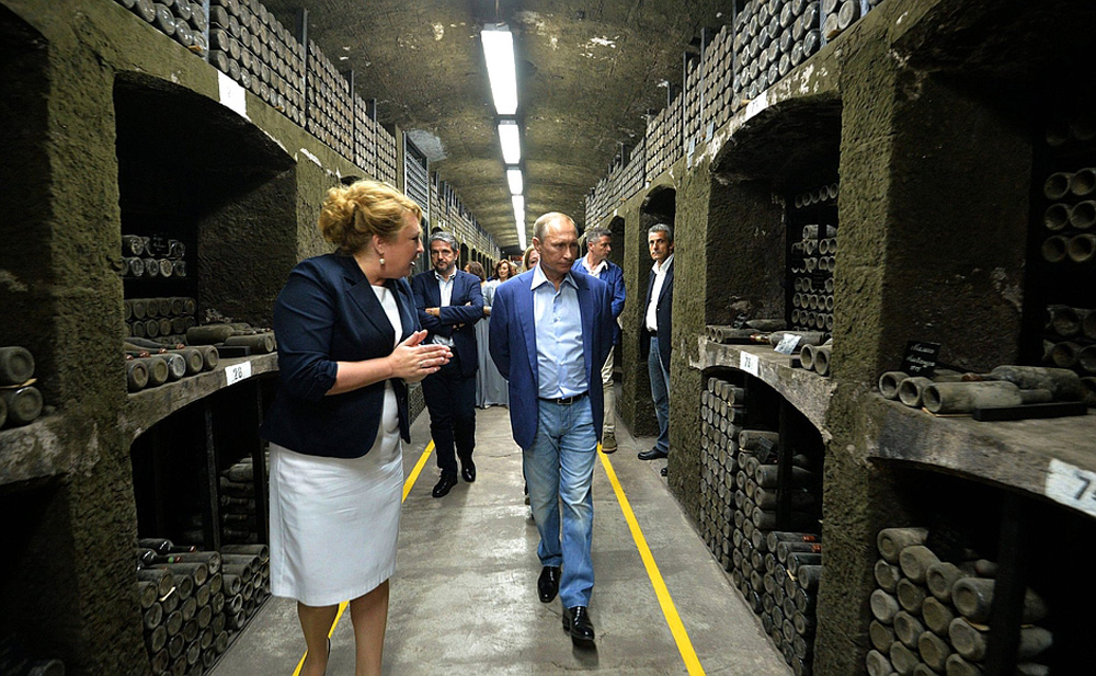 Ông Putin tham quan hầm rượu của nhà máy Massandra ở Yalta, Crimea ngày 11/9