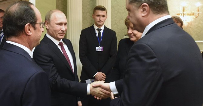 Tổng thống Ukraine bắt tay Tổng thống Nga Putin tại Paris