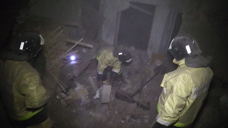 Tòa nhà dân cư chỉ còn là đống gạch vụn sau cuộc nã pháo chết người của quân đội Ukraine